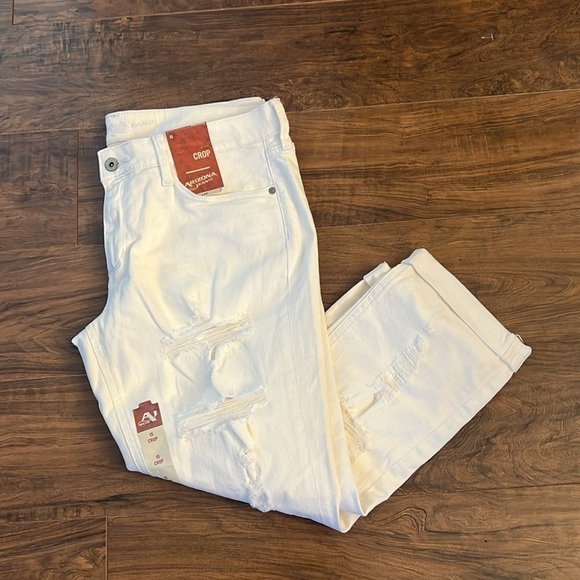 NWT Arizona Juniors Women’s Distressed Jean, Shredded White, sz 15, Crop Leg - Picture 8 of 9